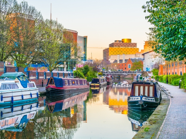 Houseboats and canal boats